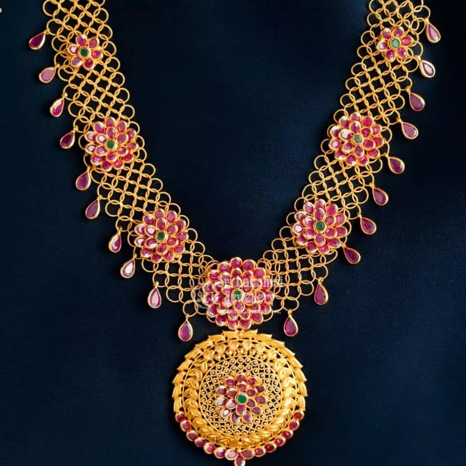 Long mesh necklace with pink stone flowers and round pendant